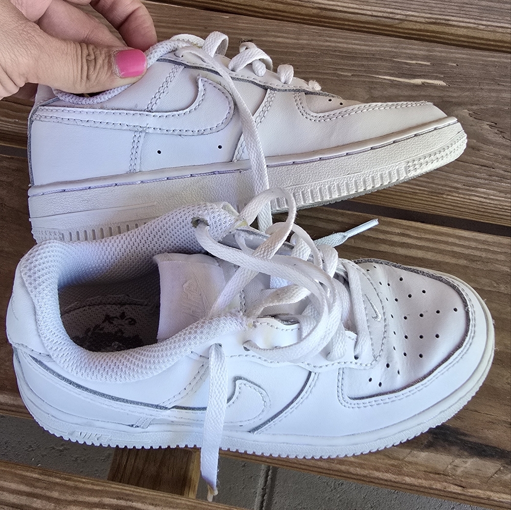 Nike White Air Force 1 Sneakers Classic Design